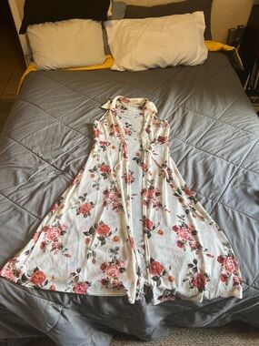 Floral Sleeveless Button-Front Maxi Vest - White with Pink Roses